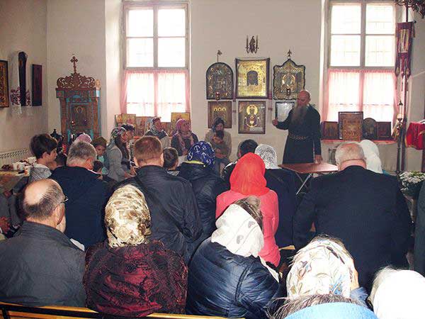 Рассказывает-настоятель-Храма-прот-Дмитрий