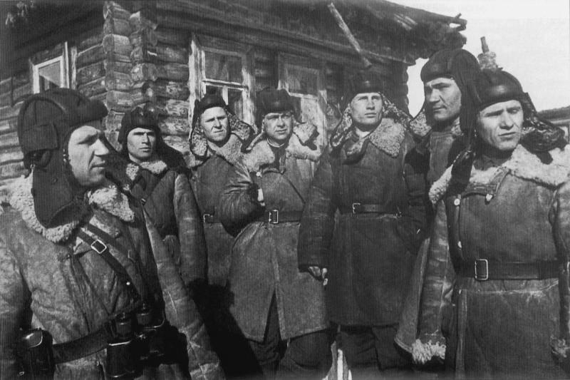 Группа танкистов-орденоносцев 1-й гвардейской танковой бригады у деревенского дома на Западном фронте. Крайний слева капитан Александр Федорович Бурда (1911 — 1944), крайний справа Герой Советского Союза Евгений Алексеевич Луппов (1916 — 1977). Группа танкистов-орденоносцев 1-й гвардейской танковой бригады у деревенского дома на Западном фронте. Крайний слева капитан Александр Федорович Бурда (1911 — 1944), крайний справа Герой Советского Союза Евгений Алексеевич Луппов (1916 — 1977).