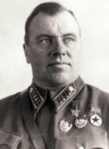 Младенцев С.И. - ком-р курсантского полка, Герой СССР, полковник