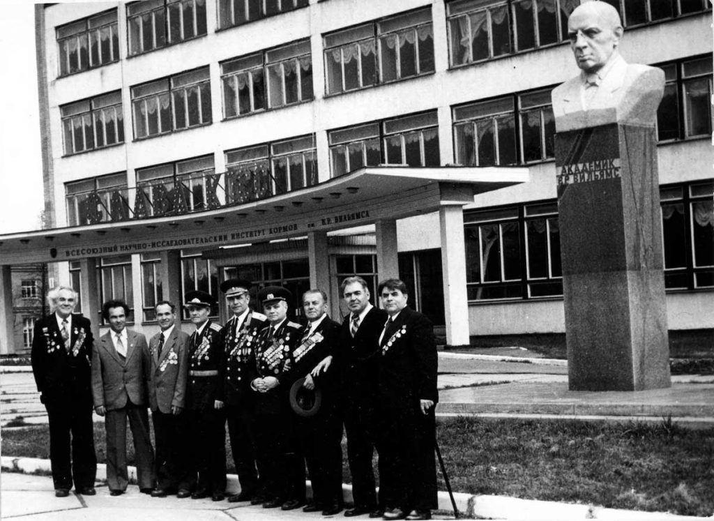 Памятный снимок 9 мая 1975 года у памятника Вильямсу В.Р. Первый справа - Рагулин М.С., третий слева - Мазур Константин Кириллович (27.09 1922- 24.05.2015), крайний слева Рубцов М.И. По воспоминаниям Рагулина в середине генерал Михалевич.