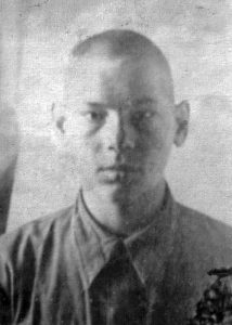 Агеев Григорий Михайлович, 1923 года рождения, гвардии рядовой. Погиб 2 сентября 1942 года. Уходя на фронт говорил матери: "Не беспокойся мама! Если что случится с папой, я всех вас буду кормить - я сильный и здоровый." Вместе с ним на фронте были отец и два брата.