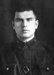 Горьков Николай Васильевич, 1920 года рождения. С 1941 по 1943 года воевал под Орлом, где 14 июля 1943 года погиб. Похоронен в Орловской области Болховского района, деревня Чегадаевка. В письмах к родителям писал: - "Не беспокойтесь родные мои - я вернусь и пойду учиться дальше." Он окончил два института - "Связи" и " Иностранных языков".