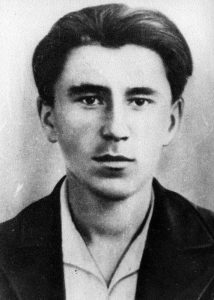 Кутузов Лев Николаевич. Родился в 1925 г. Призван в РККА в 1943 г. Погиб 8 сентября 1943 г. Извещение Краснополянского РВК от 23.11.43 г. До ВОВ работал электриком в опытном хозяйстве ВНИИ кормов.