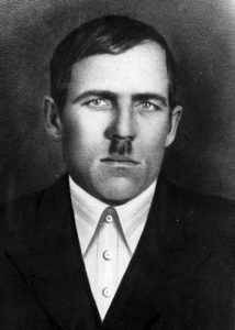 Муравский Владимир Васильевич. Родился в 1901 г. Призван в РККА в 1941 г. Погиб под Сталинградом 1943 г. Извещение от 20.03.43 г. До ВОВ работал пожарником в опытном хозяйстве ВНИИ кормов.