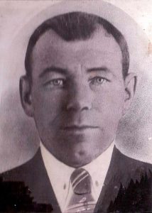 Никитин Лука Никифорович, 1899 года рождения, участник Великой Отечественной войны с 1941 года. В конце 1944 г. был переброшен на Дальний Восток, где и погиб 13 июля 1945 года. В своих письмам к жене - Анне Григорьевне писал, благодарил, что в трудные годы сохранила детей - их было четверо.