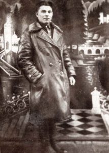 Попов Тимофей Андреевич, 1914 года рождения. Погиб в 1942 году под г. Смоленск. Уходя на фронт и прощаясь со своими тремя детишками, говорил: - "Прощайте! - я вас больше не увижу".