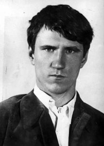 Раменский Алексей Леонтьевич. Родился в 1920 г. В РККА ушёл добровольцем в октябре 1941 г. Воевал пулемётчиком под Вязьмой, защищая Москву. Погиб 2 марта 1942 года. Извещение без даты от 479-го СП за подписями комполка Щеглова и военкома батальонного комиссара. До ВОВ учился на 3-ем курсе Московского государственного университета им. М.В. Ломоносова.