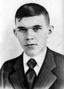 Ширяев Валентин Матвеевич. Родился в январе 1926 г. Воевал рядовым. Погиб 19 сентября 1943 года. Извещение воинской части №7219. До ВОВ - учащийся средней школы.
