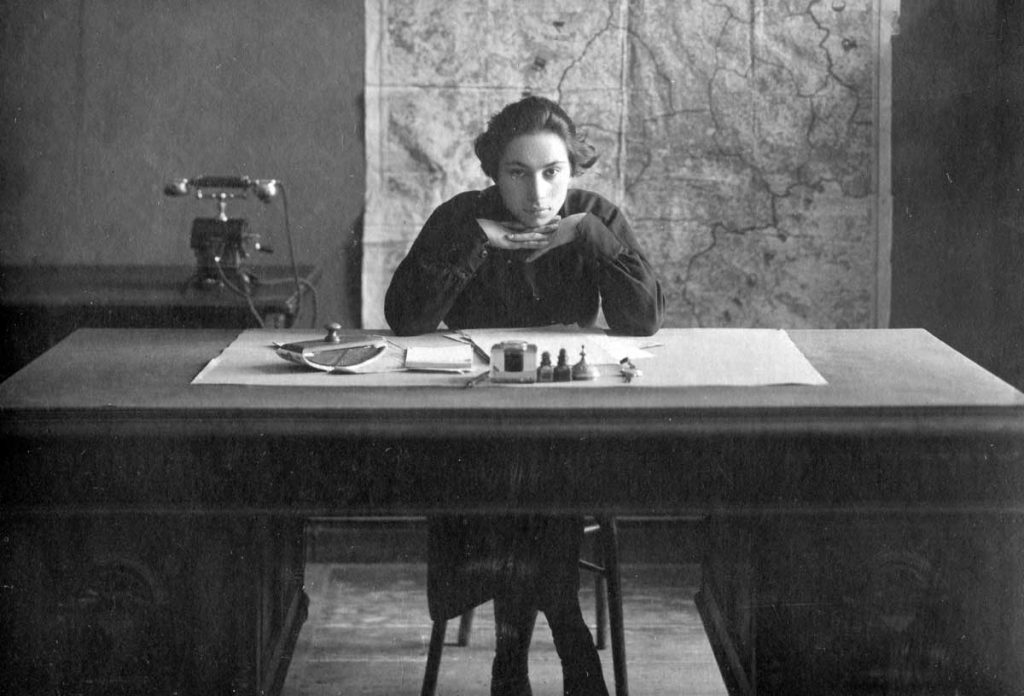 1923 год, Софья секретарь командующего войсками Западного фронта