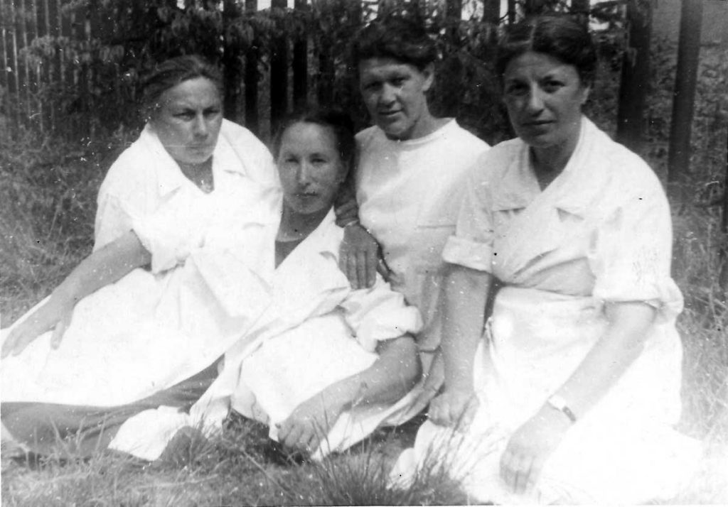 Софья Ильинична и воспитатели яслей Института кормов. 1958 год