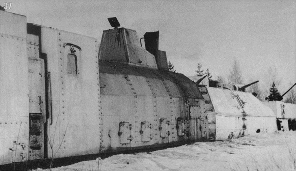 БЕПО № 1 Истребитель фашизма 6-го ОДБП. Декабрь 1941 года. На переднем плане бронепаровоз, за ним бронеплощадка с двумя башням