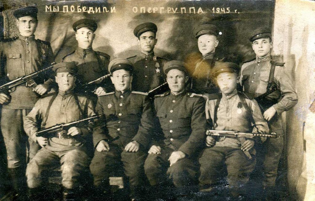 А.М. Безгузиков в верхнем ряду второй слева