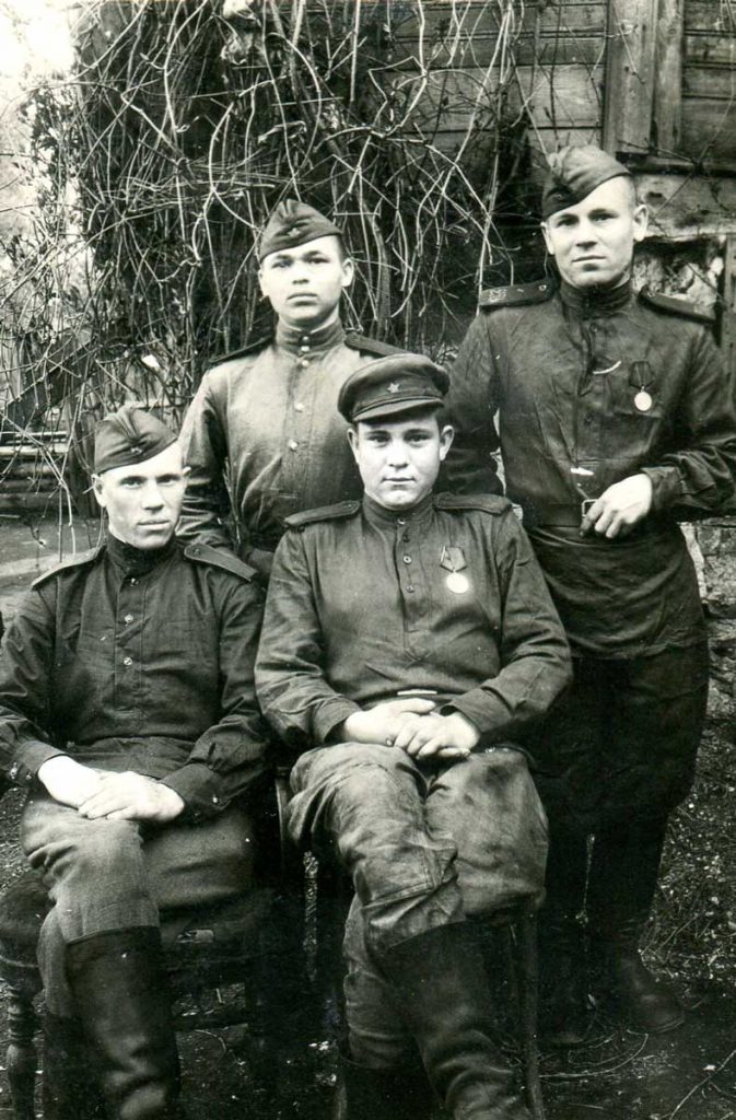 Безгузиков А.М. в первом ряду первый слева