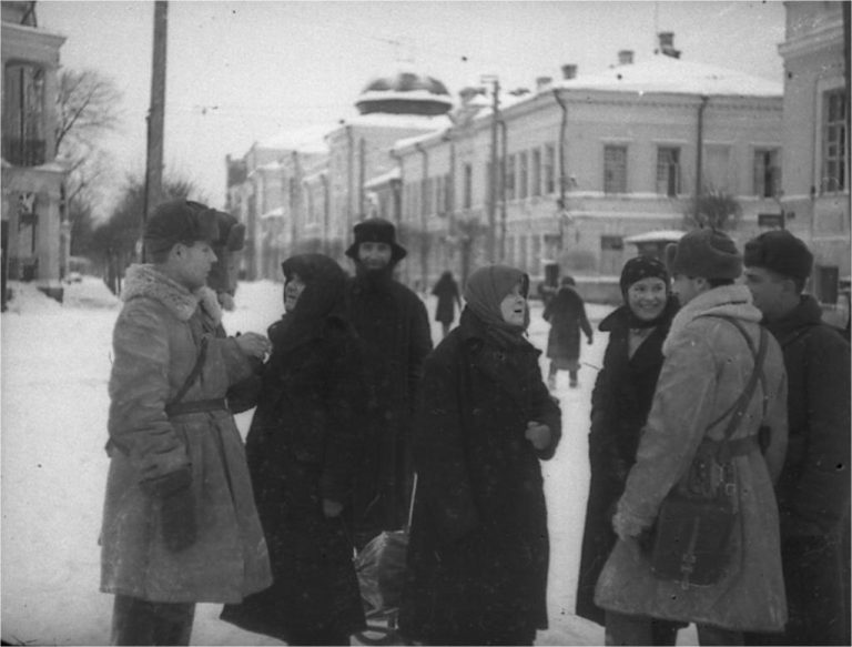 Встреча жителями г. Калинина военнослужащих частей Красной Армии после освобождения города от немецко-фашистских войск. [декабрь 1941 г.] Ф. Ф-1. Оп. 1. Д. 499