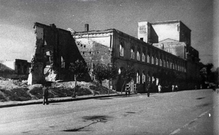 Здание драматического театра в г. Калинине после освобождения города от немецко-фашистских войск. Общий вид. [1940-е гг.] Ф. Ф-1. Оп. 1. Д. 3232