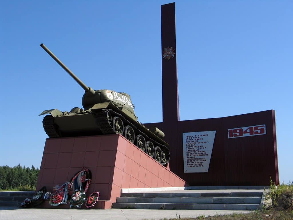 Мемориал возле села Филоново в районе Осетровского плацдарма, посвящённый танкистам 1-й гвардейской армии. Историческую достоверность во времена СССР никто не соблюдал – танк Т-34-85, установленный на постаменте, в 1942 году ещё не выпускался.