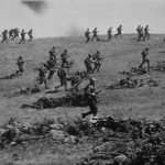 Пехота Красной Армии бежит по полю в атаку. Южный фронт, апрель 1942 г.