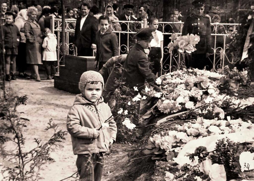 У Братской Могилы в 1966 году, 9 мая